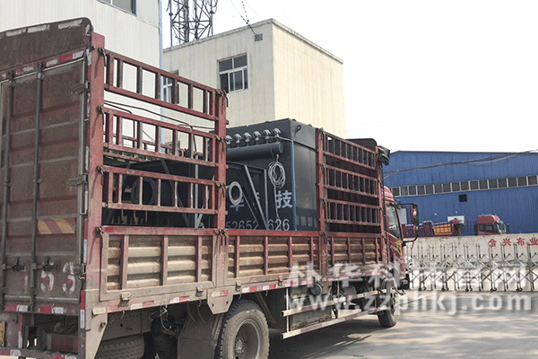 鄭州磨料磨具客戶采購的脈沖布袋除塵器設(shè)備裝車發(fā)貨